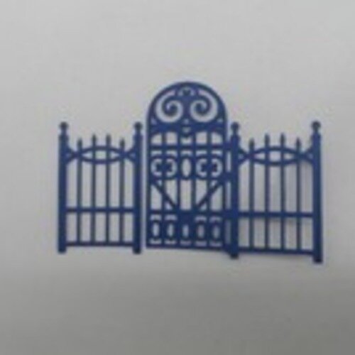 N°61 une grille portail en deux morceaux  en papier bleu marine découpage fin