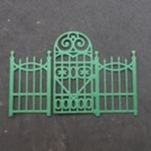 N°61 une grille portail en deux morceaux  en papier vert foncé découpage fin