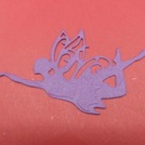 N°71  petite  fée " envol" en papier  violet foncé   découpe