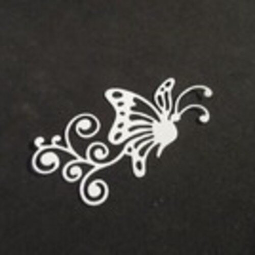 N°80 d'un papillon  en papier blanc  découpage fin