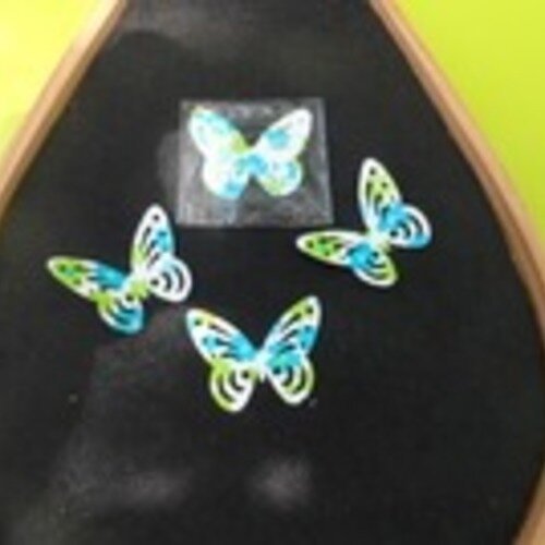 N°81 lot de dix papillons en papier glacé à motifs de  couleurs bleu et vert fond blanc     embellissement