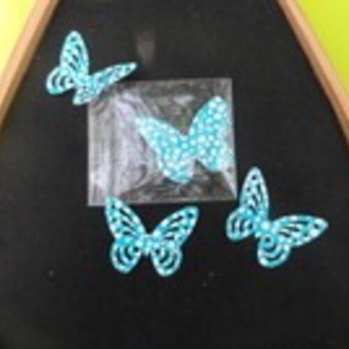 N°81 lot de dix papillons en papier  glacé à pois blanc   fond bleu    embellissement
