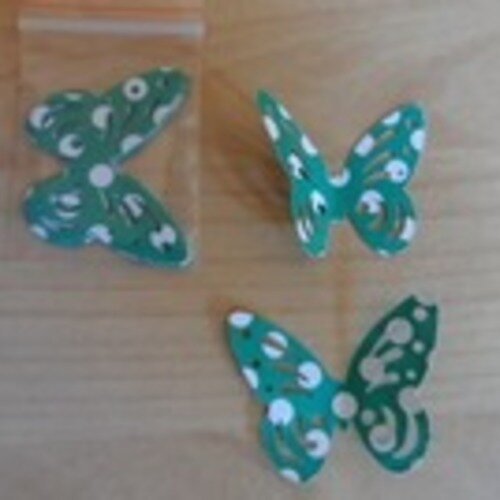 N°81 lot de dix papillons en papier  double face  à motifs de  couleurs  fond vert pois blanc    embellissement
