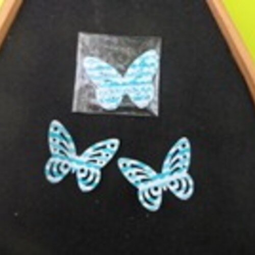 N°81 lot de dix papillons en papier  glacé à vagues bleues  fond blanc     embellissement
