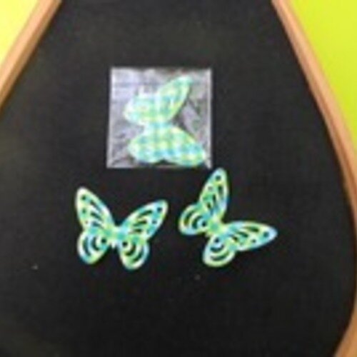 N°81 lot de dix papillons en papier  papier glacé vichy vert et bleu   fond blanc   embellissement
