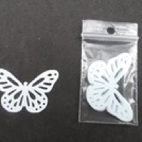 N°81 lot de dix papillons en papier  bleu ciel  embellissement