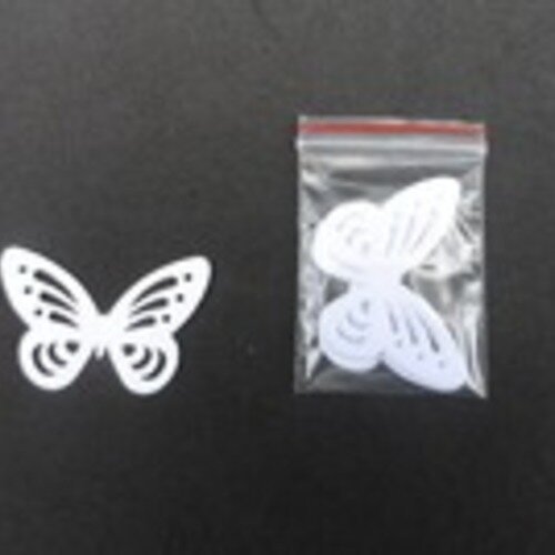 N°81 lot de dix papillons en papier  blanc casé  embellissement