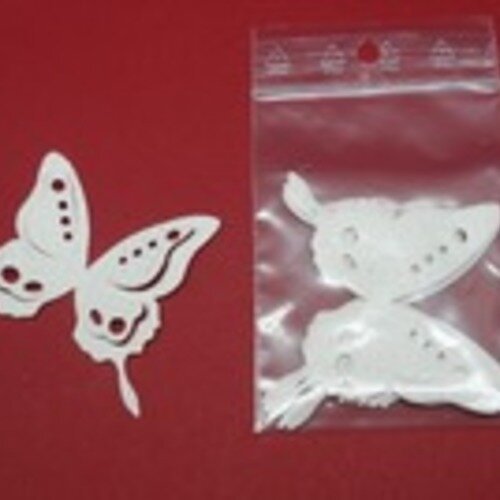 N°82 lot de cinq papillons mireille  en papier tapisserie  blanc à paillette    embellissement