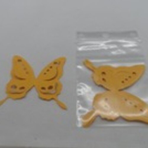 N°82 lot de cinq papillons mireille  en papier jaune    embellissement