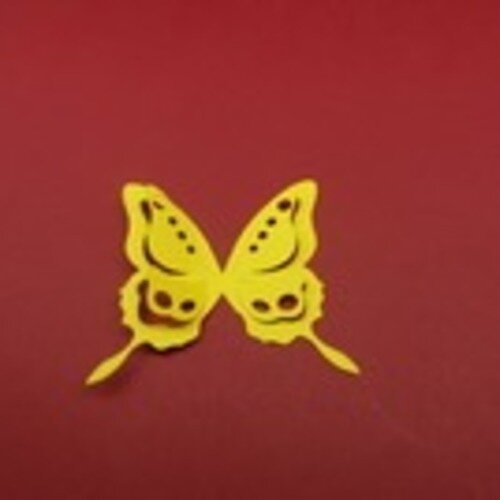 N°84 lot de cinq papillons mireille  en papier  jaune  embellissement