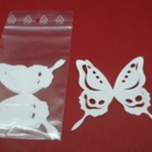 N°84 lot de cinq papillons mireille  en papier  blanc   embellissement
