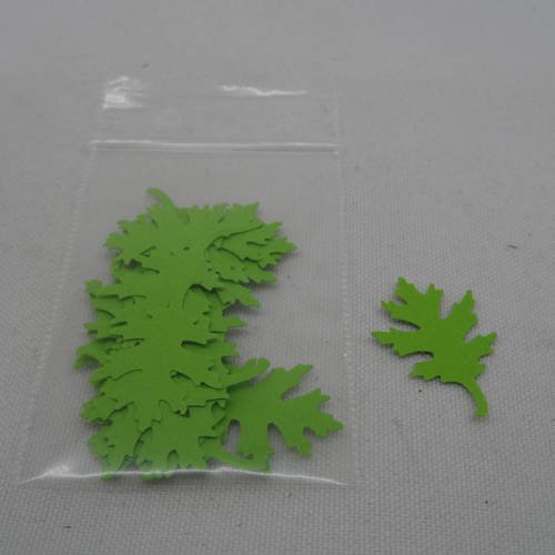 N°1007  lot de 10 feuilles de chêne   en papier   vert n°1   pour  embellissement