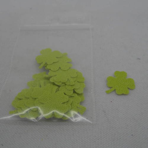 N°1006  lot de 25 petits trèfles  en papier tapisserie   vert   pour  embellissement