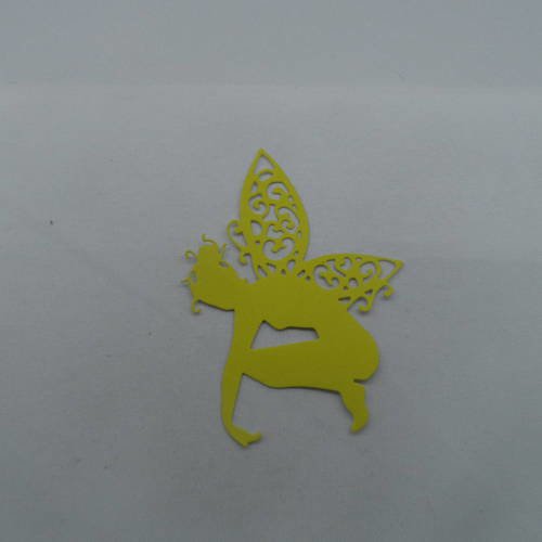 N°640 jolie fée  papillon  accroupie  en papier tapisserie jaune  découpage fin