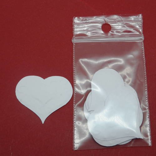 N°559  d'un lot de dix petits cœurs avec gaufrage   en papier blanc  découpage fin 