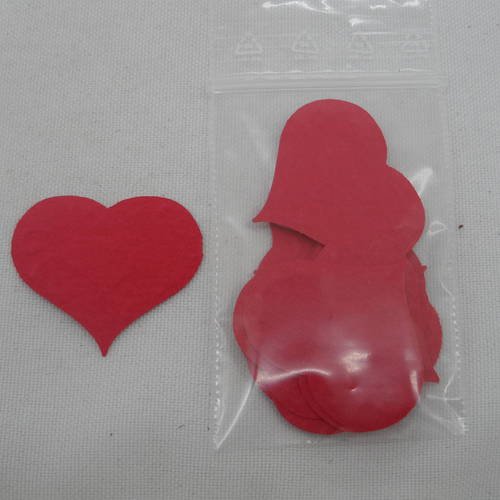 N°559 d'un lot de dix petits cœurs avec gaufrage   en papier rouge  découpage fin 