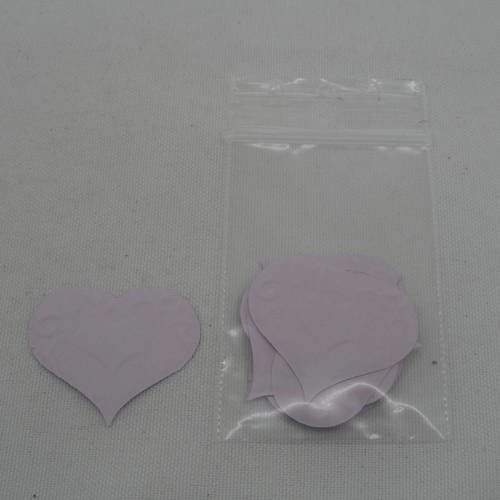 N°559  d'un lot de dix petits cœurs avec gaufrage   en papier violet clair  découpage fin 