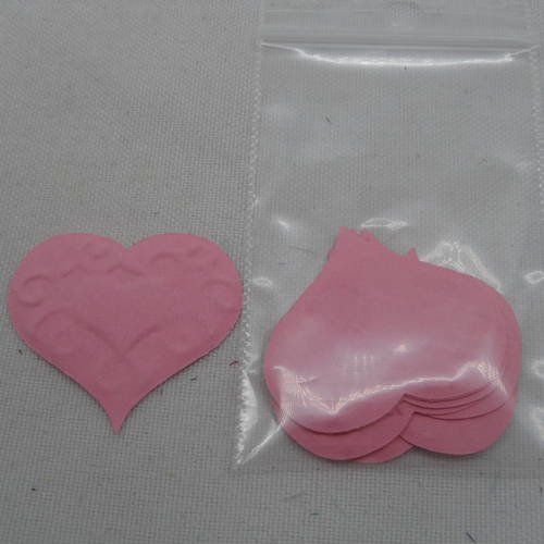 N°559 d'un lot de dix petits cœurs avec gaufrage   en papier rose découpage fin 