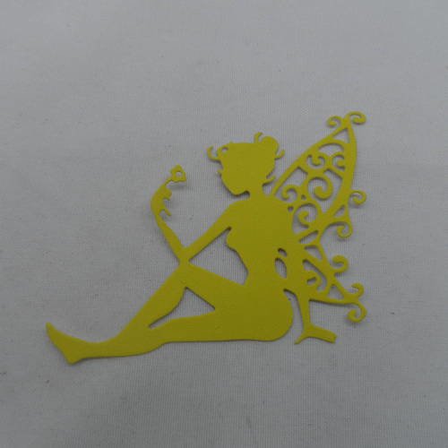 N°650 jolie fée  papillon  assise  avec une fleur   en papier tapisserie jaune  découpage fin