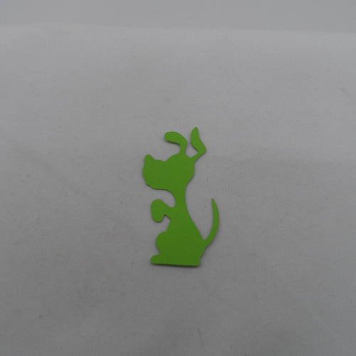 N°836  petit chien   en papier vert   découpage fin 