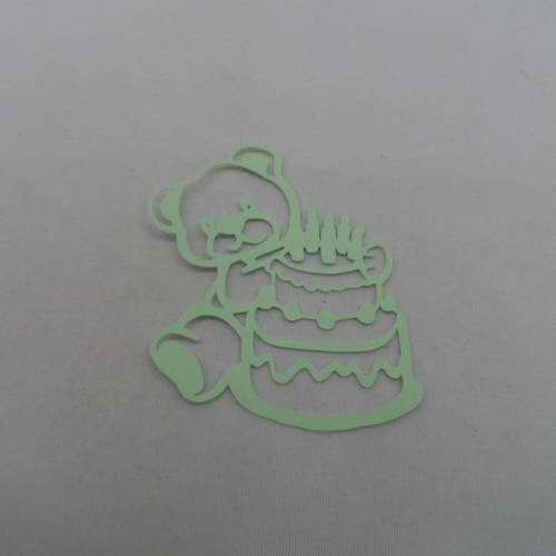 N°828 d'un ourson avec un gâteau d'anniversaire  en papier vert clair   découpage  fin