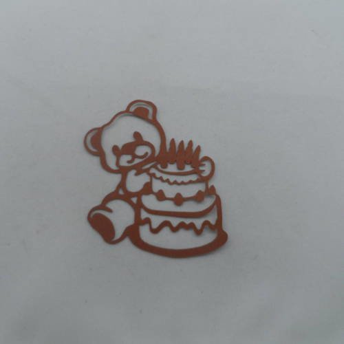 N°828 d'un ourson avec un gâteau d'anniversaire  en papier marron  découpage  fin