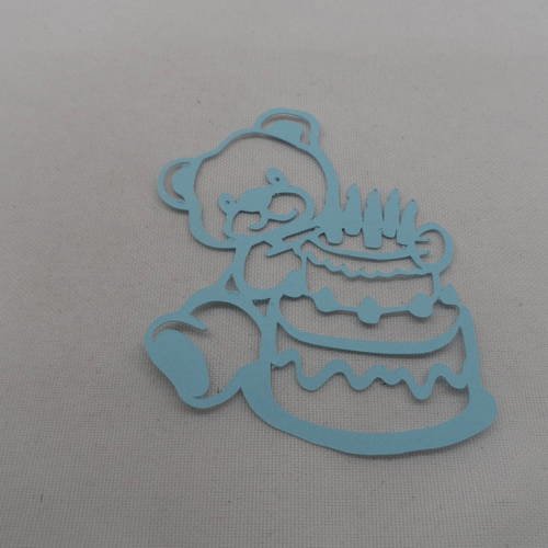 N°828 d'un ourson avec un gâteau d'anniversaire  en papier bleu ciel  découpage  fin