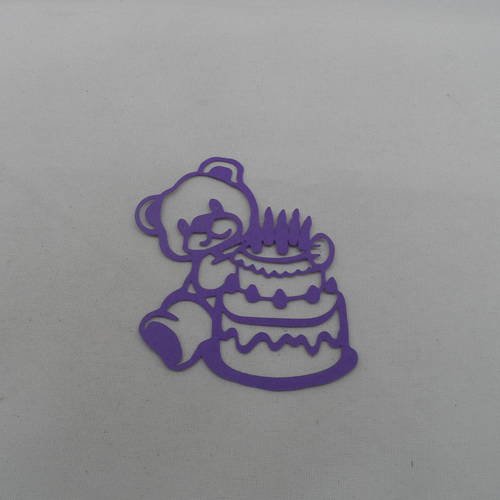 N°828 d'un ourson avec un gâteau d'anniversaire  en papier violet découpage  fin