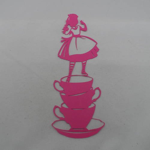 N°823 petite fille sur des tasses    en papier  fuchsia