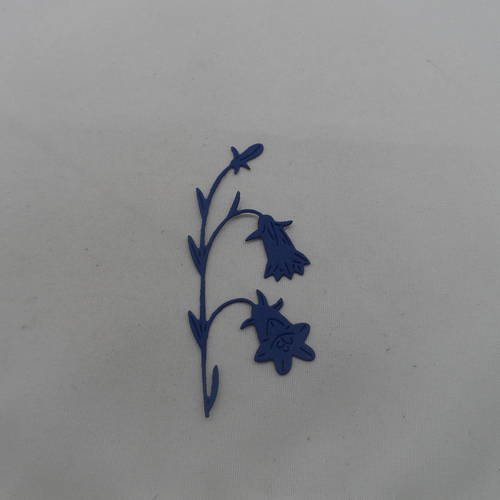 N°807  jolie fleur n°4 fine  en papier bleu marine    découpage fin