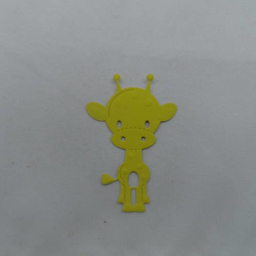 N°669 jolie petite girafe  en papier tapisserie jaune moutarde   découpage fin et gaufrage 