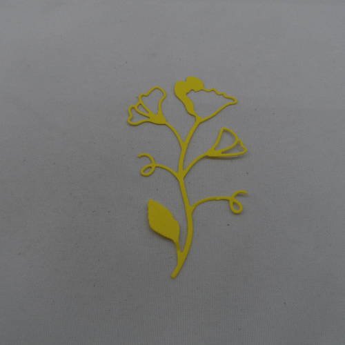 N°804  jolie fleur n°1 fine  en papier jaune   découpage fin