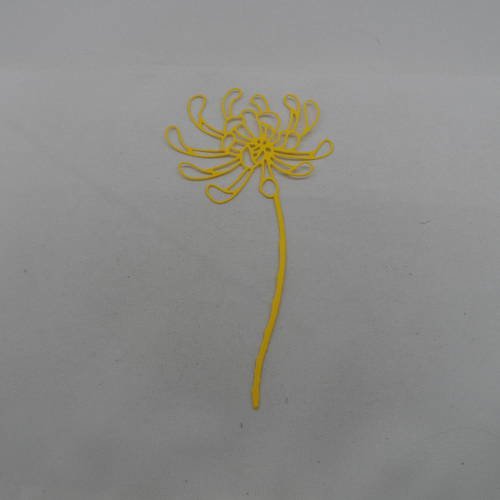 N°295  grande fleur fine  en papier jaune   découpage fin