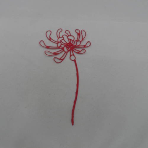 N°295  grande fleur fine  en papier rouge   découpage fin