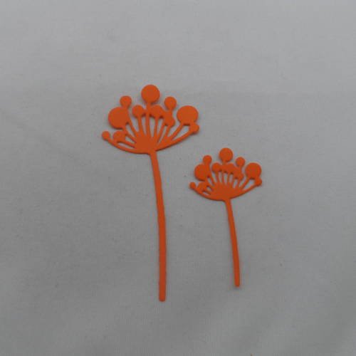 N°678 de deux  fleurs "boules" de 2 tailles différentes en papier orange  découpage fin
