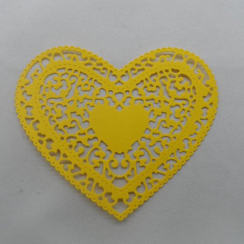 N°652  d'un grand cœur style "napperon"  en papier jaune  vif découpage fin 