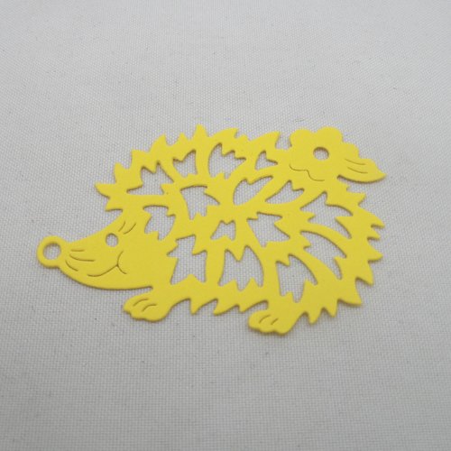 N°643   d'un joli petit hérisson avec une fleur   en papier jaune clair
