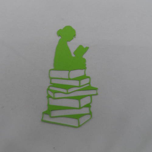N°764  fille assise sur une pile de livres  en papier  vert  embellissement 