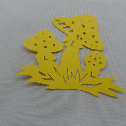 N°781   trois champignons    en papier  jaune   embellissement 