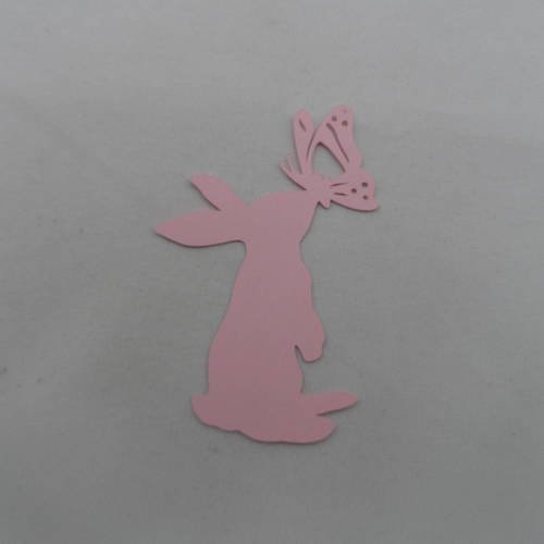 N°448 lapin avec un papillon posé sur son museau en papier  rose découpage fin