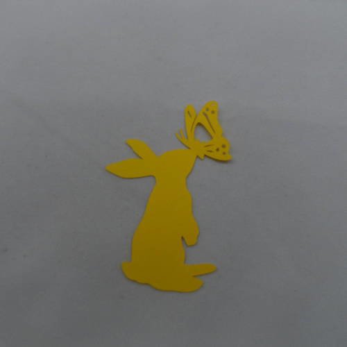 N°448 lapin avec un papillon posé sur son museau en papier  jaune  découpage fin