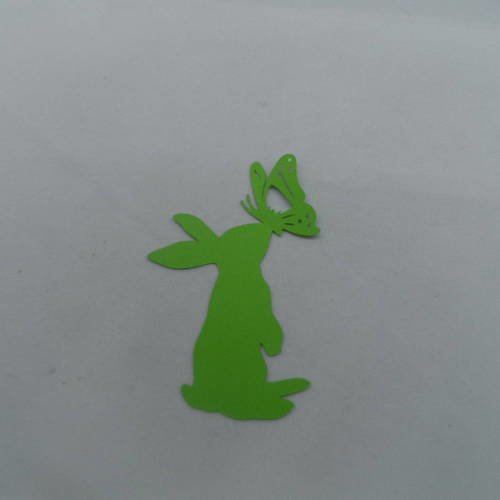 N°448 lapin avec un papillon posé sur son museau en papier  vert   découpage fin