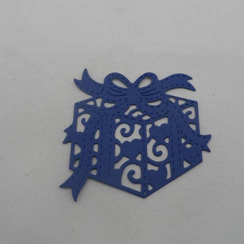 N°651 paquet cadeau romantique avec des cœurs  en papier bleu marine  découpage fin