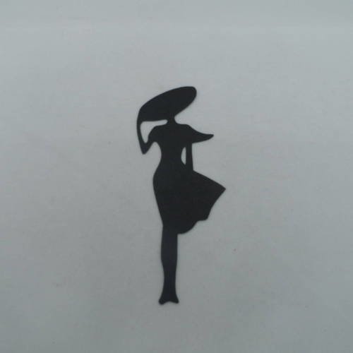 N°762  femme au chapeau dans le vent  en papier noir embellissement 