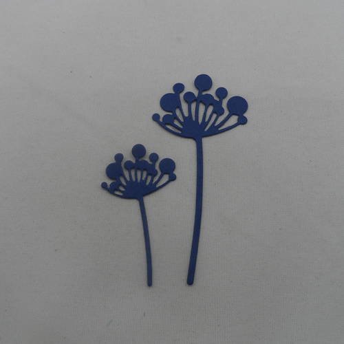N°678 de deux  fleurs "boules" de 2 tailles différentes en papier bleu marine  découpage fin
