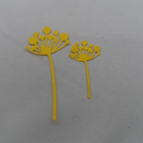 N°678 de deux  fleurs "boules" de 2 tailles différentes en papier jaune   découpage fin