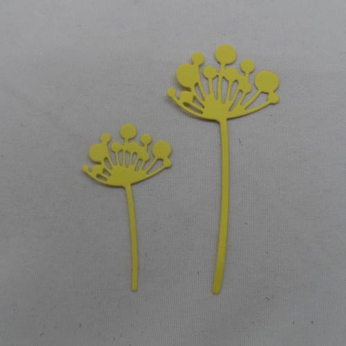N°678 de deux  fleurs "boules" de 2 tailles différentes en papier jaune clair  découpage fin