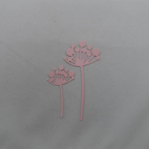 N°678 de deux  fleurs "boules" de 2 tailles différentes en papier rose clair  découpage fin