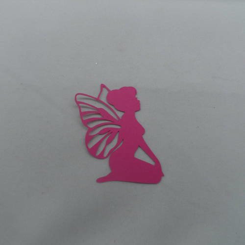 N°499 une petite fée papillon assise  en papier fuchsia   découpage fin