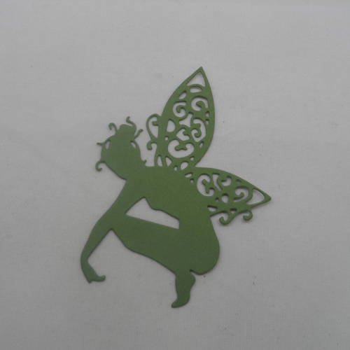 N°640 jolie fée  papillon  accroupie  en papier vert découpage fin